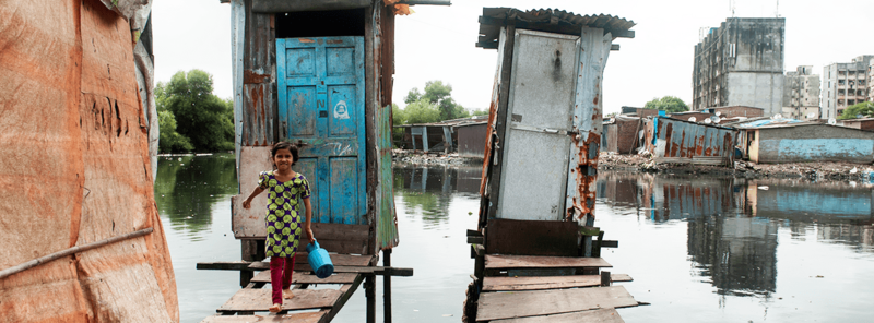 Niña saliendo de un inodoro flotante.